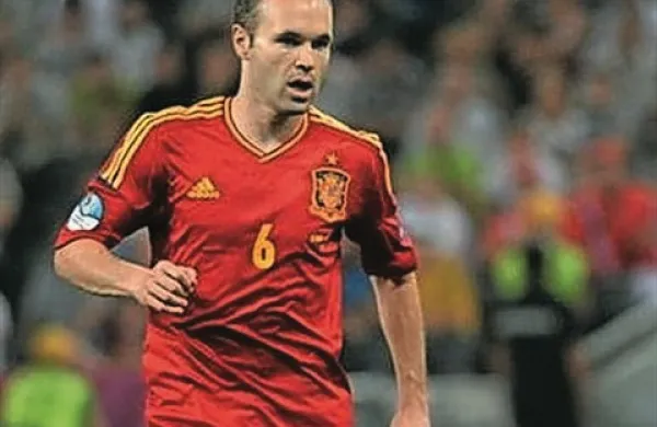 Andres Iniesta, ki bi se mu stara pogodba iztekla junija 2015, bo po novem ostal na Camp Nouu še tri leta več, do junija 2018, je danes sporočil predsednik kluba Sandro Rosell