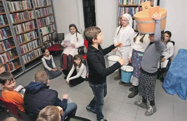 Ob predstavitvi knjige Babica, povej mi zgodbo so učenci  hrpeljske šole uprizorili poučno zgodbo o treh  sinovih
