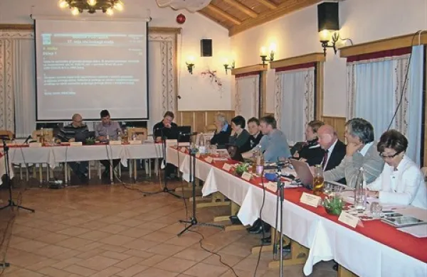 Postojnski občinski svet je na zadnji seji v letošnjem letu, ki jo tradicionalno pripravijo na turistični kmetiji Hudičevec v Razdrtem, sklenil, da bo občina v Predjami  pobirala občinsko takso 