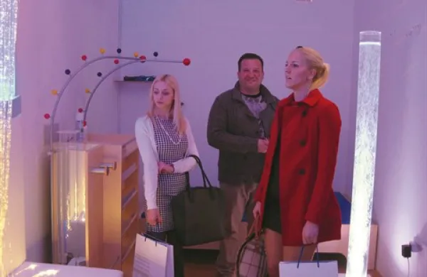 Sara Pfeifer Pelicon (levo), ravnatelj Marko Strle in Kim Mahnič v multisenzorni sobi Centra za korekcijo sluha in govora Portorož 