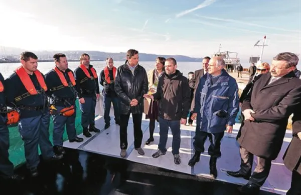 Ribič in  školjkar Mitja Petrič (v sredini) je predsedniku  Borutu Pahorju predstavil  novo delovno plovilo EKO 1, ki bo namenjeno tako za usposabljanje in intervencijo v primeru izlitja nevarnih snovi v morje kot za podvodna gradbena dela ter tudi za