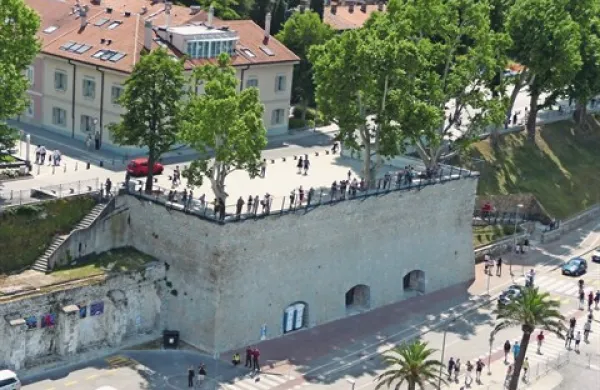 Do poletja naj bi ob obzidju Bastion namestili  zunanje panoramsko dvigalo