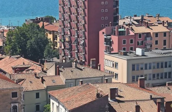 Tomosov blok je naprodaj