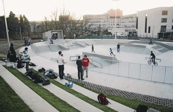 Uradno ga še niso odprli, a je nov rolkarski park v centru mesta že zelo zaseden 