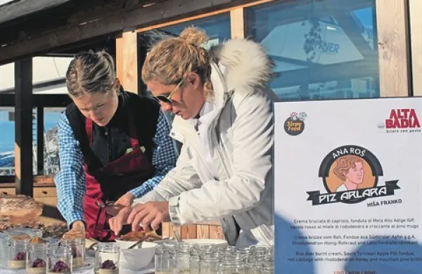 Ana Roš (desno) je svojo kulinarično miniaturo pripravila na terasi koče Piz Arlara