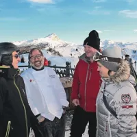 Ksenija Krajšek Mahorčič in Martin Mahorčič  z Norbertom Niederkoflerjem, nosilcem dveh Michelinovih zvezdic, in Hugom Pizzininijem (z desne), lastnikom hotela Rosa Alpina, v katerem je Niederkoflerjeva restavracija St. Hubertus
