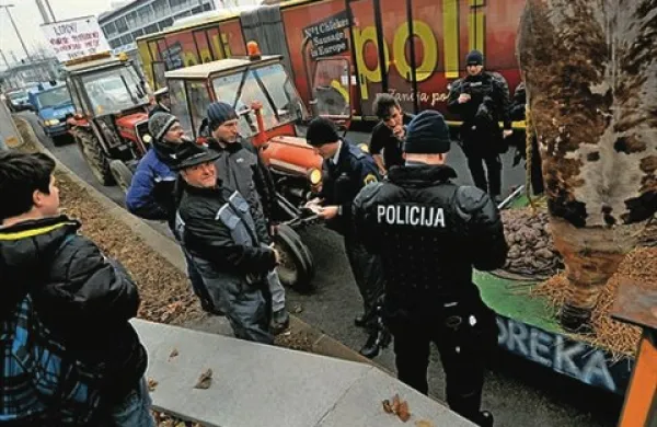 Na policijski postaji Ljubljana so povedali, da so policisti opravili le redno kontrolo