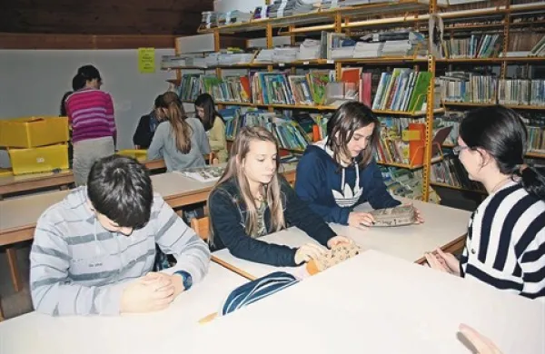  Črnovrški učenci in učitelji so se nevarnemu radonu umaknili tudi v knjižnico
