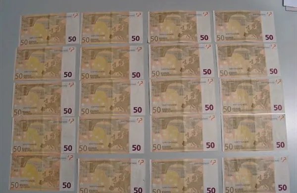 131 zaseženih ponarejenih bankovcev za 50 evrov je imelo isto serijsko številko