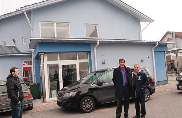 Direktor Posojilnice Zveze bank Pliberk Lorenz Kumer (levo s kravato) in  ob njem blagajnik kluba Josef Opetnik pred nič kaj razkošno upravo banke