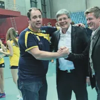 Trenerju Martinu Micheuu (levo) je čestital tudi koroški deželni glavar Peter Kaiser (v sredini)