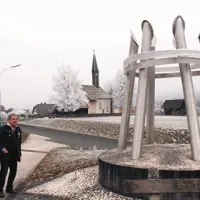 Tu se je se začelo: Pred vasjo Dob stoji spomenik odbojki (šest povezanih palic simbolizira složnost odbojkarskega moštva), na travniku za cerkvijo in pred gasilskim domom ob njej pa so bile prve tekme
