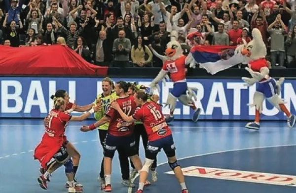Srbska rokometna reprezentanca je prva finalistka ženskega svetovnega prvenstva. Srbkinje so v Beogradu v prvem polfinalu premagale Poljsko s 24:18 (14:6)