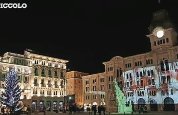 Med najlepšimi novoletnimi jelkami na svetu, je tudi tista, ki je postavljena na trgu Unita v Trstu