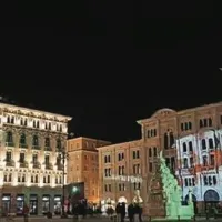 Med najlepšimi novoletnimi jelkami na svetu, je tudi tista, ki je postavljena na trgu Unita v Trstu