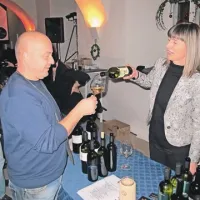 Kolegialna izmenjava mnenj: Dušica Šibav in Boštjan Protner iz kleti Joannes iz Vodol pri Mariboru