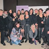 Brike v Mariboru.  Z leve stojijo Liljana Kastelic, Nejka Klinec Štekar, Martina Simčič, Tina Kastelic, Mateja Škrl Kocijančič, Dušica Šibav, Ines Markič, Jožica Zalatel, Anita Mavrič, Katja Kabaj Morel, Helena Skrt in Irena Obljubek Gašparin. V