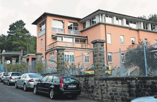  V. d. direktorja Ortopedske bolnišnice Valdoltra Radoslav Marčan je povedal, da je danes zjutraj odredil takojšen preklic pooblastil vodenja obema zaposlenima, ki sta osumljena prejemanja podkupnin