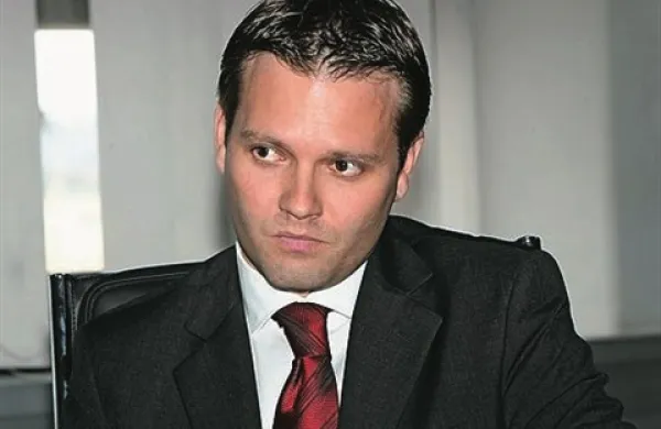 Na okrožnem sodišču v Kopru se je nadaljevala ena od odškodninskih tožb Luke Koper proti upravi Roberta Časarja. Pričal je tudi Časarjev naslednik Gregor Veselko 