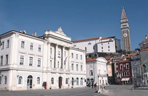 Občina Piran je kot javno dobro razglasila  vse občinske stavbe v javni rabi