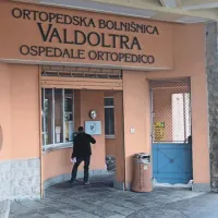 Kriminalisti so v Ortopedsko bolnišnico Valdoltra prišli že zgodaj zjutraj