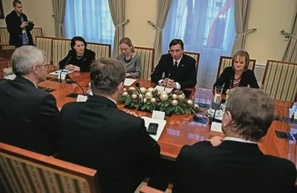 Predsednik republike Borut Pahor je danes sprejel člane iniciativnega odbora peticije proti davku na nepremičnine. Kot je poudaril, je več kot 80.000 zbranih podpisov pod peticijo impresivno in zavezujoče število, ne glede na to, ali se nekdo s peticijo