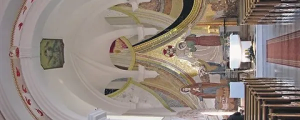   Gospodovo oznanjenje na  oboku prezbiterija prikazuje, kako je angel prinesel Mariji   sporočilo, da jo je Bog izbral  za mater svojemu Sinu. Marija plete nit življenja.