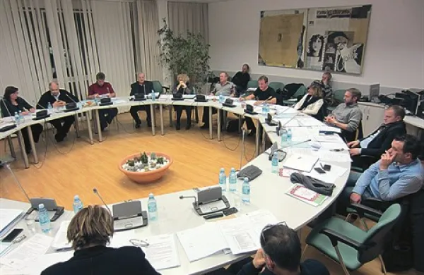 Za okroglo mizo v divaški sejni dvorani bo v prihodnjem mandatnem obdobju sedelo manj svetnikov: zdaj jih je 15, potem jih bo enajst. To je ena redkih občin, kjer so poslanci volilcev zmanjšali lastno število.