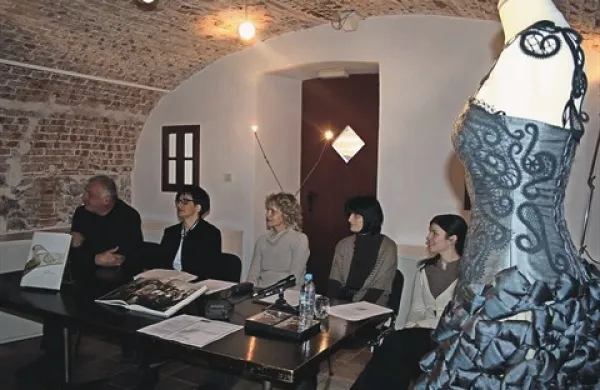Sočasno z monografijo so  v muzeju predstavili večerno obleko s čipko bovškega kreatorja Boruta Šulina, ki bo dopolnila predstavitev v Avstraliji