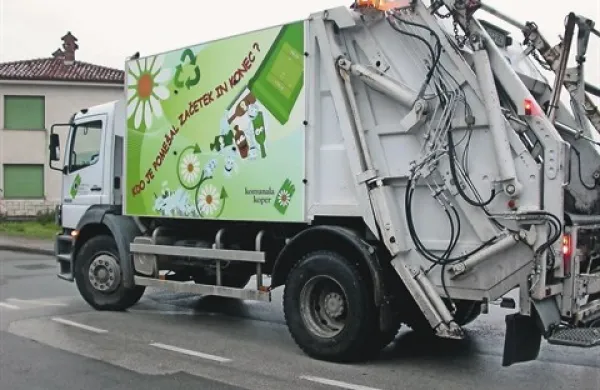 Z novim letom bodo  začeli odvoz smeti  obračunavati po številu oseb v gospodinjstvu 