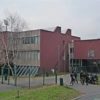 Daljinsko ogrevanje bi se pocenilo, če bi omrežje služilo več uporabnikom. Gre tudi za večje stavbe, ki stojijo tik ob ceveh omrežja. Tega pa nameravajo nekoč razširiti tudi pod ves južni krak Kidričeve ulice (na fotografiji).