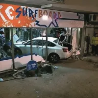 Neznani voznik je v petek zvečer zaradi neprilagojene hitrosti z avtomobilom zapeljal v trgovino