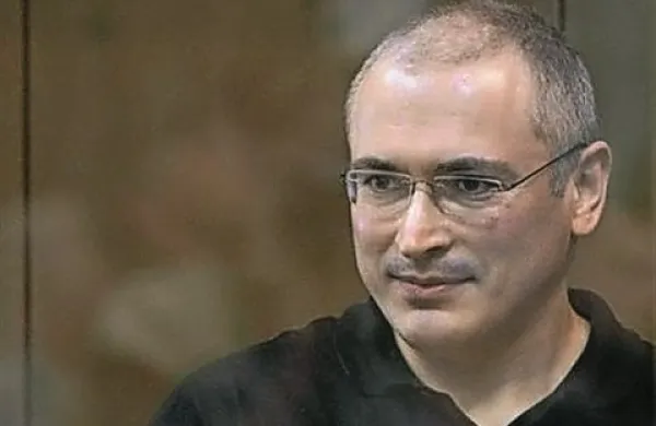 Nekdanji ruski tajkun Mihail Hodorkovski, ki so ga ruske oblasti pred dnevi pomilostile, je danes na novinarski konferenci zatrdil, da se ne bo podal v politiko
