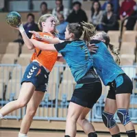 Piranska obramba je v drugem polčasu zaustavila koprske napadalke, tudi Kristino Petrinjo (v oranžnem dresu)