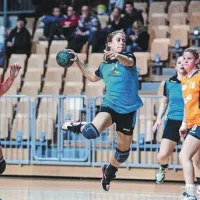 Polona Barič (z žogo) je bila najboljša strelka na dvoboju med Žurdom Fikonom in Piranom