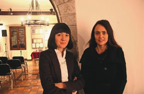 Arheologinja Vesna Tratnik, ki je vodila izkopavanja in Ana Kruh, avtorica razstave Prišleki z  Vzhoda 