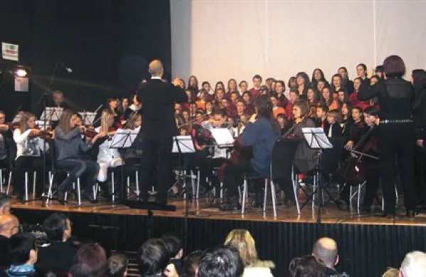 Trije zbori s 50 mladimi pevci in solisti ter godalni orkester s solisti so pod taktirko Zdravka Plešeta in Elene Sedmak izvedli mogočno Jenkinsovo skladbo Ademius
     