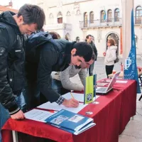 Prek spleta in na terenu so študenti doslej zbrali več kot tisoč podpisov pod peticijo za pravičnejše financiranje UP