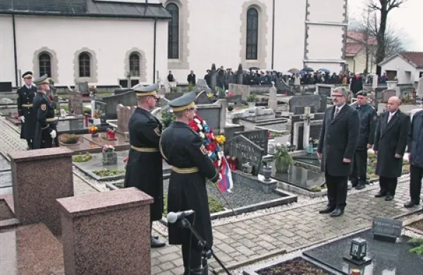 Na čepovanskem pokopališču so v soboto počastili spomin na tam pokopano skupino partizanov, ki so jim postavili manjšo grobnico, in azerbajdžanskega heroja  Mehdija Huseynzadeha, po partizansko Mihajla