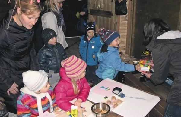  Rotarijski klub Solkan - Siliganum  je na Bevkovem trgu organiziral zdaj že vpeljano praznično in hkrati dobrodelno ustvarjalno delavnico za otroke in njihove starše