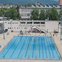 Športnih objektov naj bi bilo v Sloveniji kar dovolj, a na Primorskem, ki še nima spodobnega zimskega (na posnetku je novogoriško kopališče) bazena za treninge in tekme, to ne velja