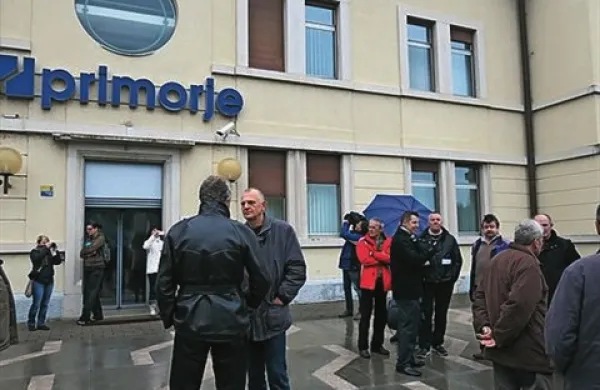 Pred upravno stavbo Primorja se je danes zbralo približno 40 nekdanjih delavcev Primorja, ki so želeli stečajnemu upravitelju predati peticijo z 200 podpisi za hitrejši stečajni postopek