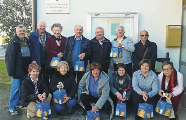 Vodstvo Društva upokojencev Jagodje-Dobrava je v sodelovanju s krajevno skupnostjo tudi tokrat obiskalo krajanke in krajane, starejše od 80 let, in jih obdarilo