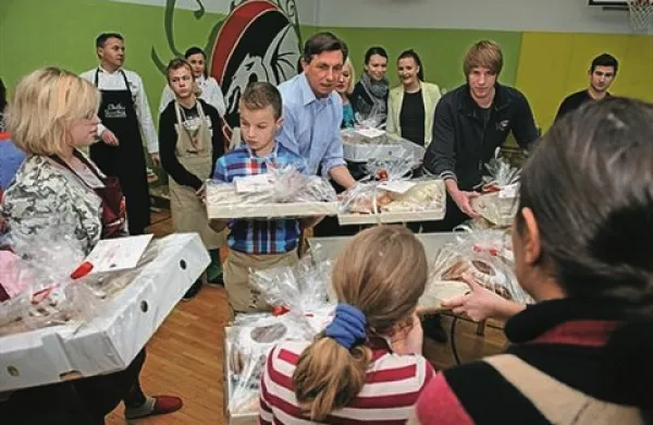 Pahor z otroki pekel božično pecivo