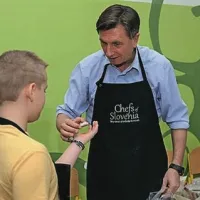 Predsednik republike Borut Pahor je danes skupaj z otroki Mladinskega doma Malči Beličeve Ljubljana in kuharskimi mojstri Chefs of Slovenia pekel božično pecivo