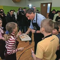 Pahor z otroki pekel božično pecivo