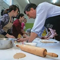 Pahor z otroki pekel božično pecivo