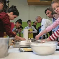 Pahor z otroki pekel božično pecivo