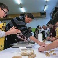 Pahor z otroki pekel božično pecivo