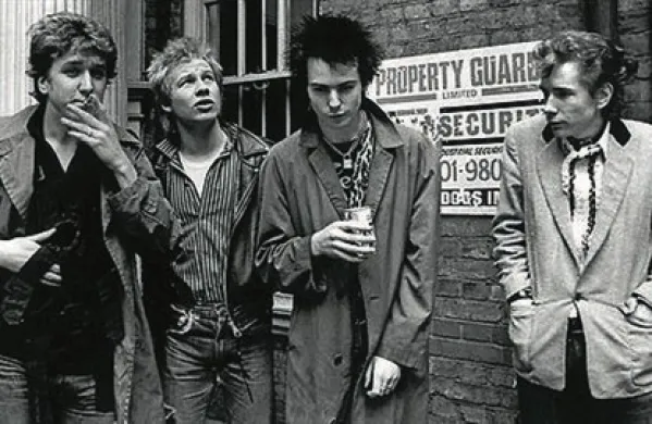 Na britanskem BBC bodo v četrtek v sklopu dokumentarca Juliena Templa Never Mind the Baubles: Xmas '77 prvič predvajali posnetke, kako so britanski punkerji Sex Pistols preživeli božič leta 1977